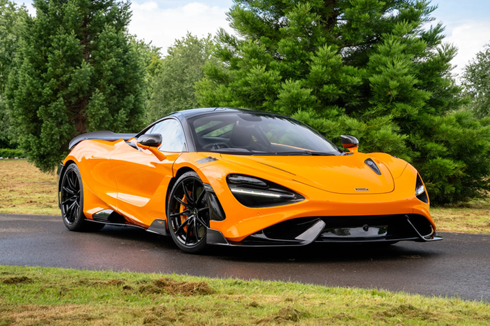 Còn hai chữ LT là viết tắt của Long Tail. McLaren 765LT có khối động cơ V8, dung tích 4.0 lít, tăng áp kép mang đến công suất tối đa 755 mã lực.
