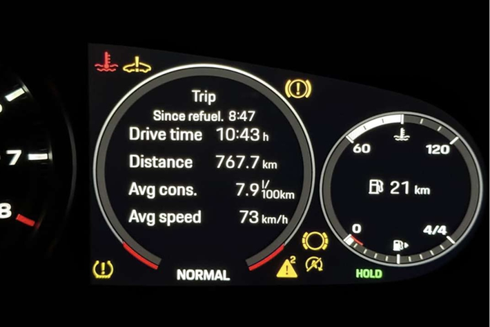 Khác với những mẫu 911 thường thấy, phiên bản Dakar được tinh chỉnh để phục vụ hành trình off-road. Xe có khoảng sáng gầm tăng thêm 50 mm, và có thể nâng tiếp 30 mm khi kích hoạt chế độ High Level qua núm xoay trên vô-lăng. Nhờ đó, chiếc xe không ngán ổ gà, gờ giảm tốc hay địa hình gồ ghề.