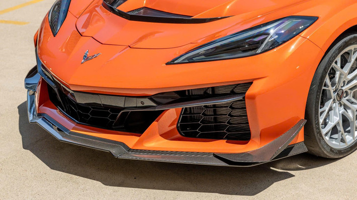 Tâm điểm của ZR1X là sự kết hợp giữa động cơ V8 LT7 5.5L twin-turbo, sản sinh 1.064 mã lực và mô-tơ điện cầu trước mạnh 186 mã lực. Cùng nhau, chúng tạo nên một cỗ máy tốc độ toàn năng, cho phép xe tăng tốc từ 0–100 km/h chỉ trong dưới 2 giây, và hoàn thành 1/4 dặm với vận tốc hơn 150 mph (khoảng 241 km/h) trong chưa đầy 9 giây. Những con số vốn chỉ xuất hiện ở các đường đua hoặc showroom triệu đô của châu Âu.