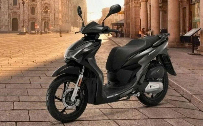 Trên giấy tờ, QJMotor SQ16 tỏ ra không hề thua kém Honda SH125. Xe được trang bị động cơ 14,7 mã lực, nhỉnh hơn mức 13 mã lực của SH, mô-men xoắn 12Nm, bình xăng 7,8 lít và cốp chứa đồ tiêu chuẩn 28 lít.