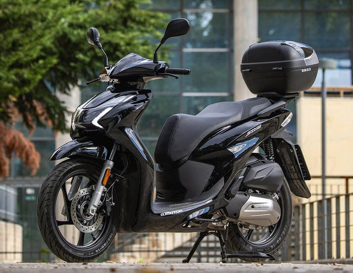 Từ thân xe, cụm đèn pha, kích thước bánh 16 inch cho đến dáng yên tất cả khiến người ta liên tưởng ngay đến Honda SH, mẫu xe tay ga vốn được xem là biểu tượng tại nhiều quốc gia châu Á, trong đó có Việt Nam.