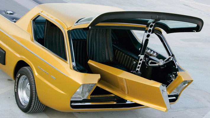 Dù sử dụng khung gầm và động cơ 6 xi-lanh nguyên bản của Dodge A100, Deora được tái thiết hoàn toàn từ ngoại thất đến nội thất. Cần số được chuyển sang vị trí phía sau vô-lăng.