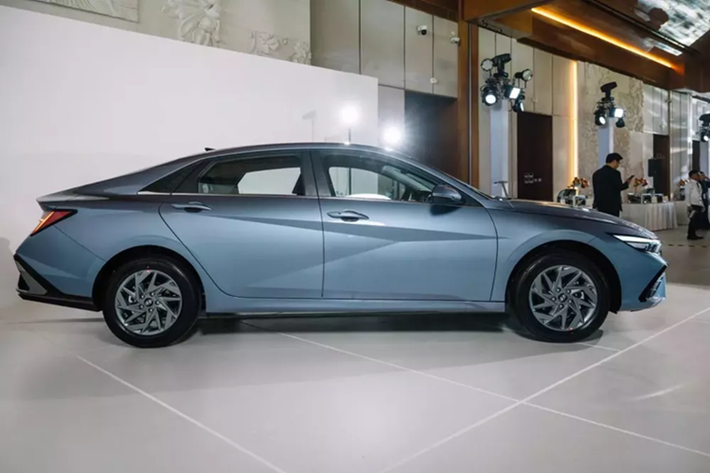 Hyundai đã vắng bóng trong phân khúc sedan hạng C tại thị trường Philippines một thời gian dài, nhường lại toàn bộ thị phần tiềm năng cho Honda Civic và Toyota Corolla Altis. Dù có Elantra N, nhưng mẫu xe này thuộc phân khúc hoàn toàn khác nên không được tính.