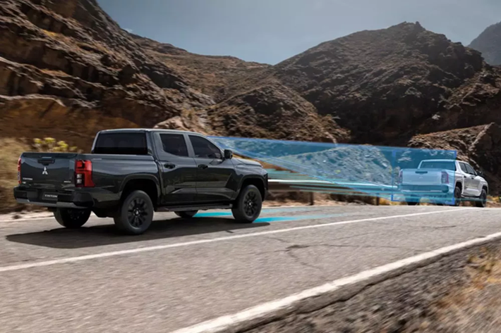 Mitsubishi Triton Double Cab Plus Ultra sử dụng động cơ diesel tăng áp Hyper Power, cho công suất tối đa 184 mã lực và mô-men xoắn cực đại 430 Nm. Thêm vào đó là hệ thống treo mới và khung gầm Megaframe lớn hơn, chắc chắn hơn, mang lại trải nghiệm lái êm ái, linh hoạt cả trong đô thị lẫn đường dài.