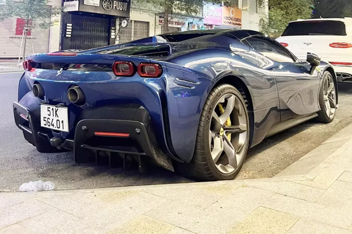 Chính điều này mà giá bán của xe Ferrari SF90 Spider không hề rẻ, gấp đôi các siêu xe Ferrari khác, nhưng điều này cũng không làm cho ông Nguyễn Quốc Cường, hay còn gọi là Cường Đô la, 1 "tín đồ" xe Ferrari thực sự trùng tay.
