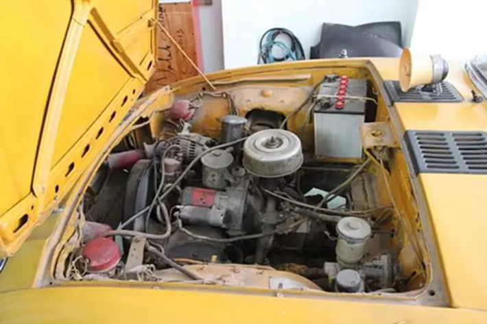 Nắp khoang động cơ của xe Toyota Sports 800 đặt trước, với bản lề nổi lên trên, mở ngược ra trước, khá thú vị. Mui xe theo phong cách rất quyến rũ, với tấm kính phía sau, giúp xem trọn nội thất, tạo ra khoảng trống cho đuôi xe.