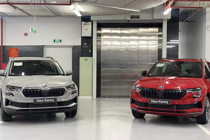 Skoda Karoq là dòng SUV cỡ C nhập khẩu châu Âu đã lần đầu tiên trình làng ở thị trường Việt Nam vào năm 2023. Tuy nhiên, mẫu xe này chưa gây được tiếng vang vì kích thước nhỏ hơn các đối thủ cùng phân khúc như Mazda CX-5, Hyundai Tucson hay Ford Territory trong khi giá bán lại cao hơn đáng kể.