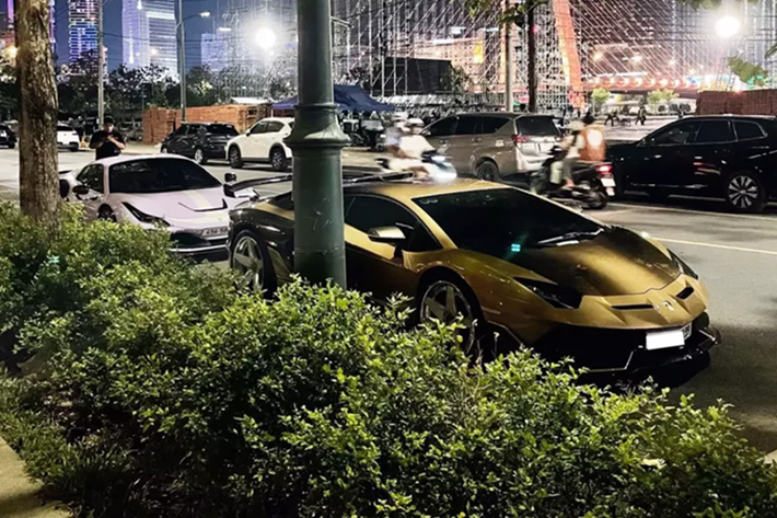 Lamborghini Aventador mang bản độ SVJ tại Việt Nam phải trên 4 xe, nhưng chiếc này được chủ nhân đầu tư rất bài bản, từ body kit, mâm đến bộ áo của xe, thể hiện đúng chất 1 xe độ đẹp.