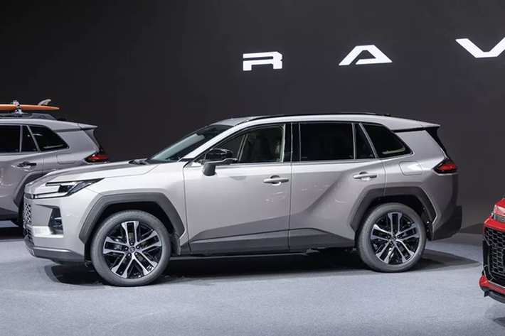 Ở phong cách Core, mẫu SUV cỡ C này được áp dụng thiết kế đầu xe "cá mập đầu búa" mới, giống các mẫu xe gần đây của Toyota như Crown hay Prius. Trong đó, lưới tản nhiệt được thiết kế không viền và sơn cùng màu thân xe, tạo cảm giác liền mạch với cản trước.