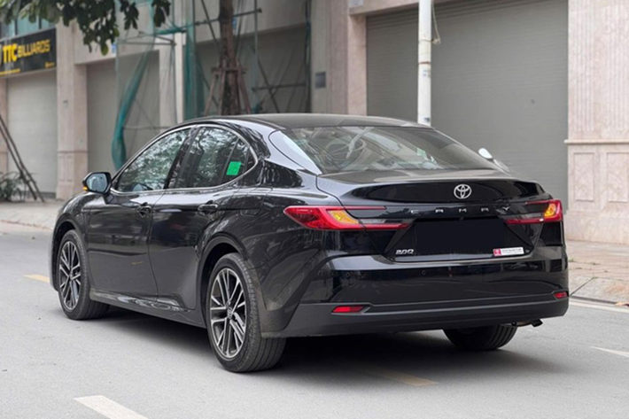 Một điểm mạnh đáng chú ý của Camry so với nhiều đối thủ là khả năng trang bị an toàn cao cấp ngay từ phiên bản tiêu chuẩn. Gói Toyota Safety Sense được tích hợp với các tính năng như: Ga tự động thích ứng; Cảnh báo tiền va chạm; Hỗ trợ giữ làn và cảnh báo lệch làn...