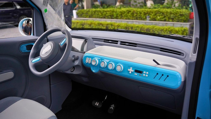 Vật liệu chủ đạo trong nội thất là nhựa cứng, đi kèm một số chi tiết phối màu trẻ trung. Cách bố trí không gian ưu tiên sự thực dụng và dễ làm quen, phù hợp với người dùng lần đầu tiếp cận xe điện.
