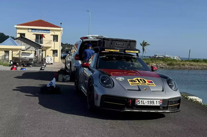 Dòng xe thể thao Porsche 911 Dakar chỉ được sản xuất giới hạn 2.560 chiếc trên toàn thế giới, nhưng hiện đã có 4 chiếc được mang về dải đất hình chữ S, xe sử dụng khối động cơ xăng 6 xi-lanh thẳng hàng, tăng áp kép, dung tích 3.0 lít, sản sinh công suất tối đa 473 mã lực và mô-men xoắn cực đại 570 Nm.