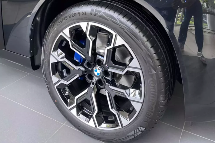Phiên bản BMW X3 20 xDrive được trang bị mâm khí động học 19 inch. Phiên bản cao cấp BMW X3 20 xDrive M Sport sử dụng mâm hợp kim nhẹ M 20 inch, cùng các chi tiết được thiết kế riêng theo gói M Sport, mang đến ngoại hình khác biệt và nâng cao hiệu năng của xe.