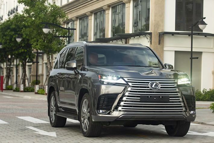 Thiết kế ngoại hình của dòng xe Lexus LX600 thế hệ thứ 4 được nhận xét gọn gàng, chiều dài cơ sở xe giữ nguyên 2.850 mm, không thay đổi từ phiên bản 1995 đến nay, nhưng Lexus LX600 nhẹ hơn bản trước 200 kg nhờ khung gầm mới và cửa nhôm.
