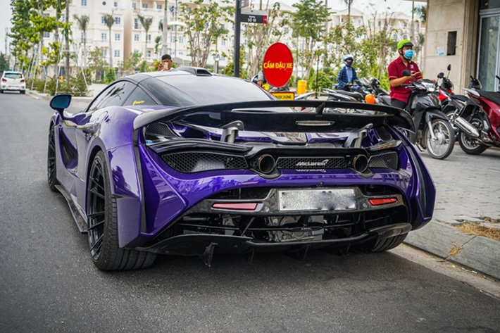 Còn siêu xe McLaren 765LT được chủ nhân cho tạo điểm nhấn bằng bộ mâm hàng hiệu, thiết kế đa chấu, mạ crôm sáng bóng. Trong cách đặt tên truyền thống này, rất dễ nhận ra dụng ý của con số 765 chính là số lượng siêu xe McLaren 765LT được sản xuất trên toàn thế giới.