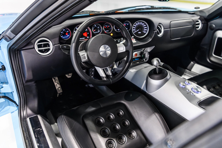 Nếu như huyền thoại Wayne Gretzky nổi tiếng với sự kiến tạo và ghi bàn, thì Ford GT mang phong cách mạnh mẽ không hề thua kém đồng đội cũ của ông.