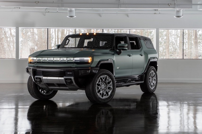 Theo kế hoạch, tất cả các phiên bản Hummer EV 2026, bao gồm bản Carbon Fiber Edition, sẽ được lắp ráp tại nhà máy Factory ZERO đặt tại Detroit và Hamtramck (bang Michigan, Mỹ). Mức giá chính thức của phiên bản Carbon Fiber Edition hiện chưa được GMC công bố, nhưng dự kiến sẽ cao hơn bản Hummer EV 3ˣ SUV và Pickup 2025, vốn có giá khởi điểm từ 107.145 USD (khoảng 2,77 tỷ VNĐ).