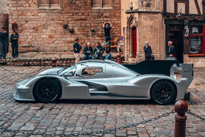 Thay vì tổ chức buổi tiệc ra mắt theo phong cách riêng tư thì siêu xe Porsche 963 RSP được giới thiệu trên đường, gần trường đua Circuit de la Sarthe "Le Mans" lịch sử, bên cạnh huyền thoại Porsche 917 "Count Rossi".