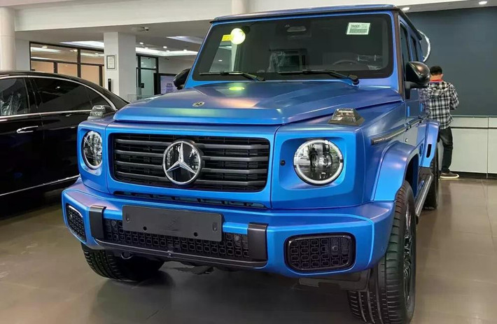Mercedes-Benz G-Class, biểu tượng không thể nhầm lẫn của dòng SUV hạng sang đã chính thức bước vào kỷ nguyên xe điện với mẫu G 580 EQ hoàn toàn mới. Dù mang trong mình công nghệ tiên tiến và hiệu suất ấn tượng, mẫu SUV điện này vẫn kiên định giữ nguyên ngôn ngữ thiết kế vuông vức, mạnh mẽ, vốn đã trở thành “DNA” không thể thiếu của G-Class.