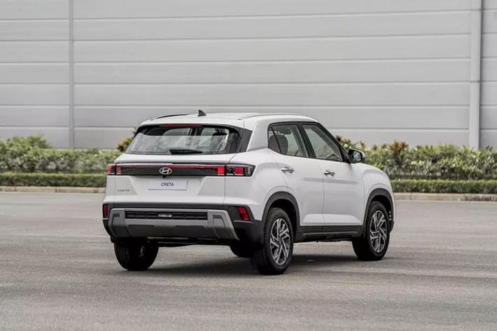 Bước sang phiên bản mới, Hyundai Creta đã được cải tiến đáng kể về mặt thiết kế và trang bị. Theo đó, xe được bổ sung lưới tản nhiệt và cản trước mới. Cụm đèn phía trước có thiết kế 2 tầng với dải đèn LED định vị ban ngày hình chữ "L" nằm phía trên, vắt ngang đầu xe, và đèn pha chính đặt dọc khá lớn bên dưới.