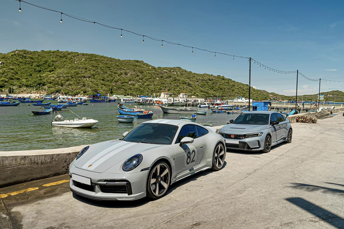 Porsche 911 Sport Classic có giá bán từ 19,22 tỷ đồng tại Việt Nam, xe được sản xuất giới hạn toàn cầu 1.250 chiếc, đã có 2 chiếc về nước, cùng mang màu xám Sport Gray Metallic, bộ áo có đến 85% khách hàng khi mua xe Porsche 911 Sport Classic đều lựa chọn. Tay chơi phố núi chọn số thứ tự xe là 1202/1250 cùng con số 82 bên cửa, ám chỉ ngày tháng năm sinh của mình là 12/02/82.