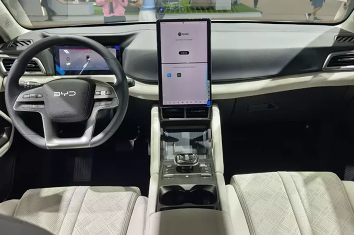 Với kích thước này, tân binh nhà BYD sẽ là đối thủ cạnh tranh trực tiếp của VinFast VF 6. Thông tin cụ thể về trang bị của BYD Atto 2 dành cho thị trường Việt Nam vẫn được giữ kín. Trong khi đó, tại thị trường nội địa, mẫu xe này có 2 hệ truyền động.