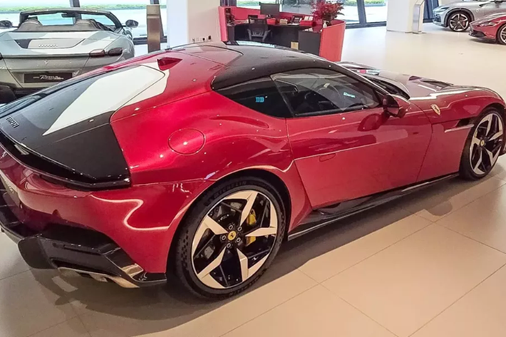 Thiết kế của siêu xe Ferrari 12Cilindri là sự tri ân của Ferrari 365 GTB/4 Daytona với dải màu đen trên mui xe không thể tháo rời hoặc thay đổi bằng màu khác vì ý muốn của nhà thiết kế. Nội thất được lấy cảm hứng từ Purosangue và Roma và là phân khúc xe đầu tiên không có đồng hồ đo analog.