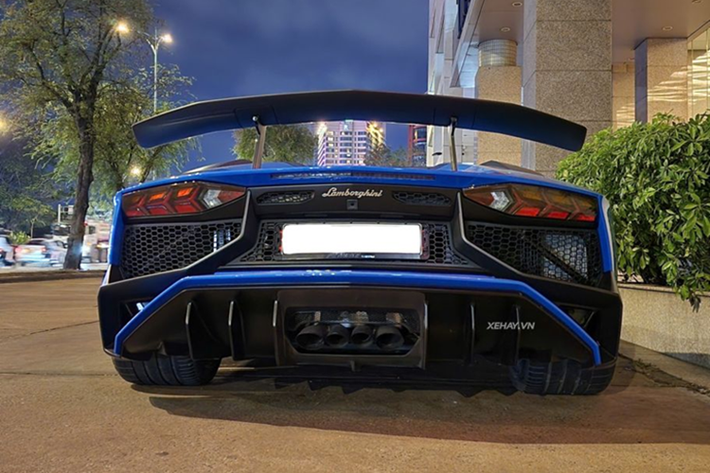 Theo tìm hiểu, chủ sở hữu chiếc Aventador SV Roadster này là một đại gia tại TP.HCM, đồng thời là người đang nắm giữ nhiều siêu xe đình đám khác như Ferrari 458 Italia màu vàng với sọc cờ Italy độc đáo, Ferrari F430 Scuderia và Ferrari F12tdf – mẫu xe hiệu suất cao thuộc hàng hiếm của Ferrari.
