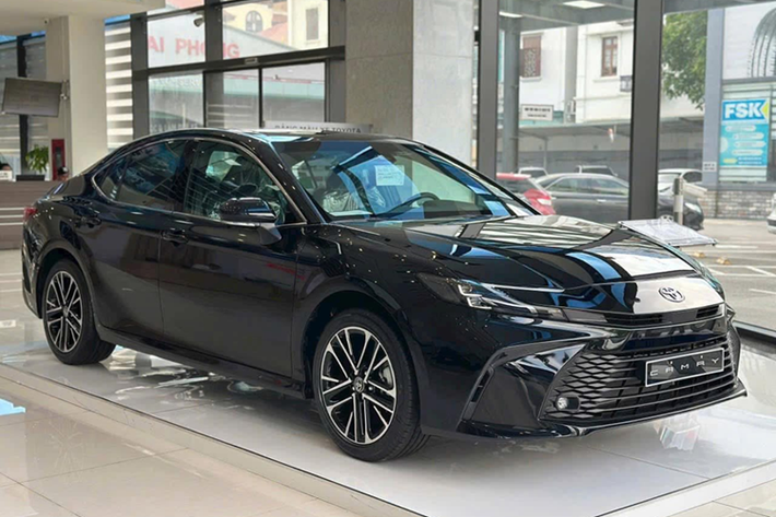 Theo đó, một số đại lý Toyota hiện đang giảm giá 90 triệu đồng cho Camry bản tiêu chuẩn 2.0Q, xuống còn 1,13 tỷ đồng. Trong khi đó, bản 2.5HEV Mid có mức ưu đãi cao hơn, lên đến 100 triệu đồng. Giá bán Toyota Camry 2.5HEV Mid nhờ đó mà chỉ còn 1,36 tỷ đồng.