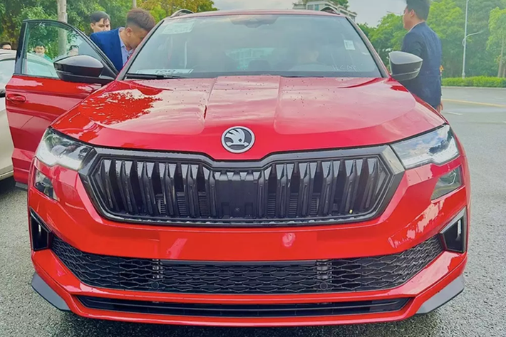 Về ngoại hình, mẫu SUV cỡ C này sở hữu ngoại hình ấn tượng hơn. Đúng như tên gọi, phiên bản Sportline của mẫu SUV cỡ C này được thiết kế theo hơi hướng thể thao và sử dụng khung gầm MQB A1 cao cấp.