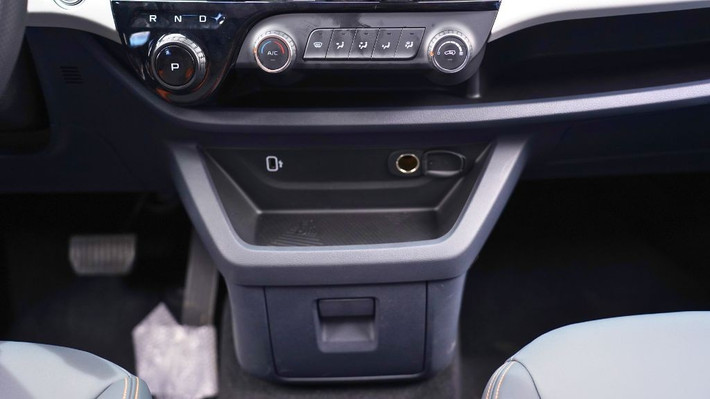 Xe được có nhiều hốc để đồ tiện dụng, phù hợp với việc khai thác kinh doanh vận tải và sử dụng cho gia đình. Cần số trên xe kiểu núm xoay khá gọn gàng và dễ dàng sử dụng cho mọi độ tuổi. Không gian hàng ghế đầu được đánh giá là rộng rãi, thông thoáng hơn khá nhiều các đối thủ cùng tầm tiền.