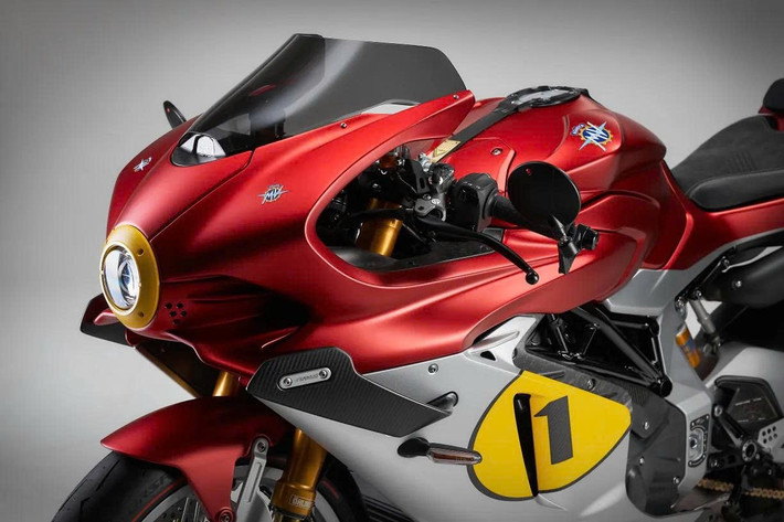 Superveloce 1000 Ago trang bị động cơ 998 cc DOHC, công suất 208 mã lực, mô-men xoắn 116,5 Nm, đi kèm ống xả titan Akrapovič. Xe sử dụng phuộc điện tử Öhlins, phanh Brembo Stylema, ABS trong cua và màn hình TFT 5,5 inch tích hợp định vị GPS.