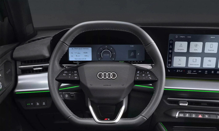Hệ thống âm thanh 12 loa Sonos, màn hình HUD, sạc không dây 15W và nhiều tiện ích khác được trang bị tiêu chuẩn hoặc tùy chọn. Vật liệu nội thất thân thiện môi trường như vải tái chế Impressum, sàn xe Econyl từ lưới đánh cá cũ cũng được áp dụng rộng rãi.