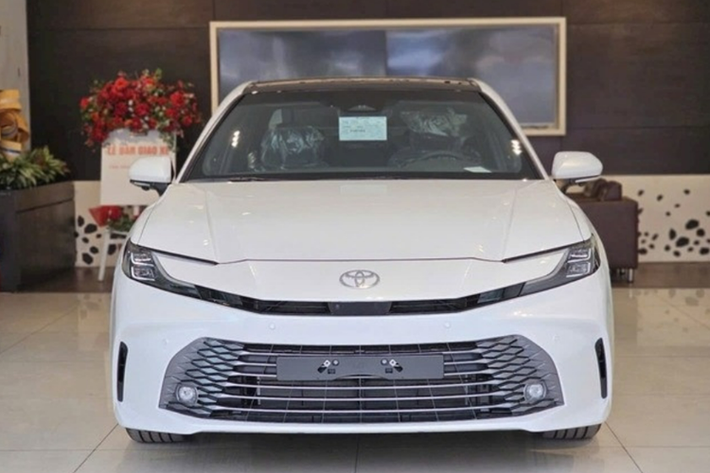 Về vận hành, Camry 2.0Q được trang bị động cơ xăng 2.0L cho công suất 170 mã lực. Trong khi đó, hai phiên bản hybrid (2.5HEV Mid và 2.5HEV Top) sử dụng hệ truyền động hybrid là sự kết hợp giữa động cơ xăng 2.5L và mô-tơ điện, cho tổng công suất 225 mã lực. Hệ truyền động này kết hợp với hộp số tự động e-CVT.