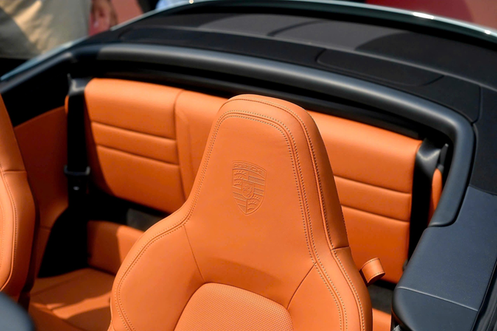 Dải đèn hậu được thiết kế lại dưới dạng vòng cung ánh sáng tích hợp và logo 'PORSCHE' giúp phần đuôi của 911 trở nên sâu và bề thế hơn. Lưới tản nhiệt phía sau cũng được thiết kế lại với năm cánh ở mỗi bên, kết hợp cùng cửa kính phía sau để tạo nên một tổng thể liền mạch, hợp nhất với cánh gió khi ở vị trí thu gọn.