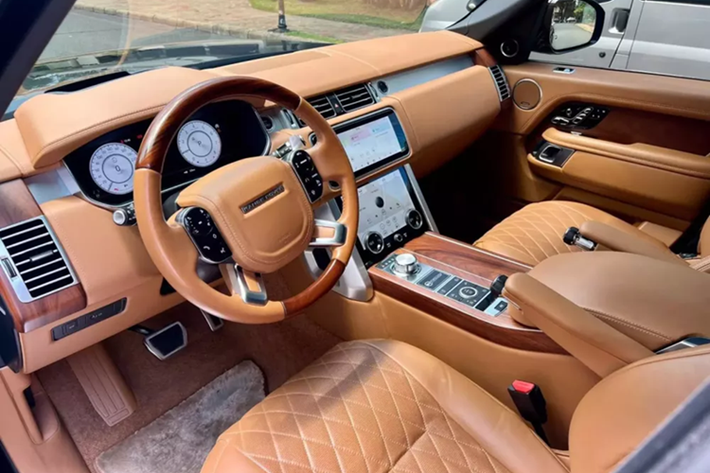 Với những người chơi xe, Range Rover SVAutobiography gần như là đỉnh cao của dòng xe SUV hạng sang đến từ thương hiệu Anh quốc này. Những chiếc xe Range Rover SVAutobiography được gói gọn trong 3 từ là đắt-nhanh-VIP.
