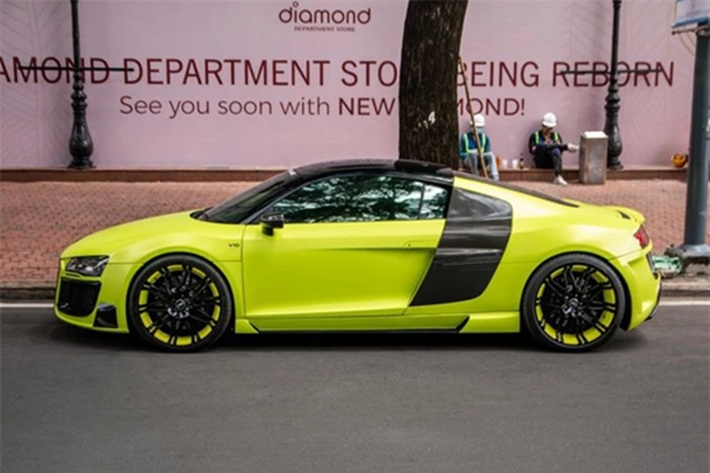 Kết hợp cùng hộp số 7 cấp, động cơ cho phép siêu xe Audi R8 có thể tăng tốc từ vị trí xuất phát lên 100 km/h chỉ trong vòng 4,6 giây trước khi đạt vận tốc tối đa 301 km/h. Chiếc xe này được nâng cấp hệ thống ống xả của hãng Akrapovic.