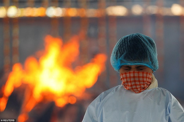 Ám ảnh cảnh Ấn Độ quay cuồng trong 'sóng thần' COVID-19 Am anh canh An Do quay cuong trong 'song than' COVID-19