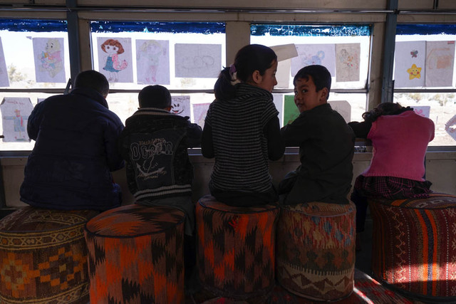 Kỳ lạ “thư viện di động” ở thủ đô Afghanistan - Hình 4 Ky la “thu vien di dong” o thu do Afghanistan-Hinh-4