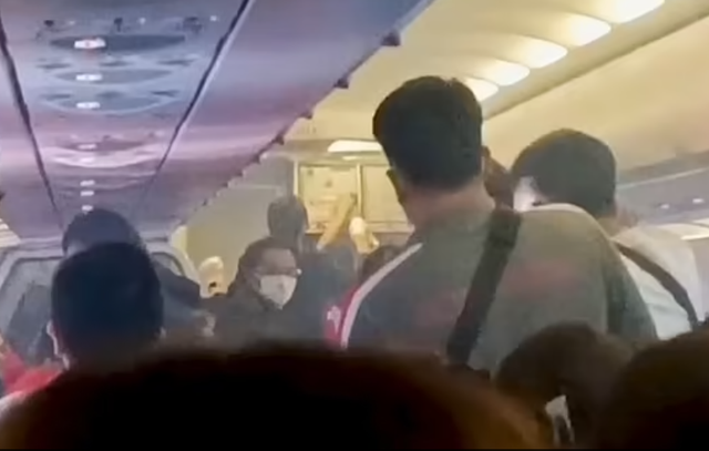 Cảnh hỗn loạn trên máy bay khi sạc dự phòng phát nổ Canh hon loan tren may bay khi sac du phong phat no