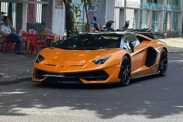 Lamborghini Aventador SVJ hơn 60 tỷ "ăn cơm" gà vỉa hè ở Phú Yên