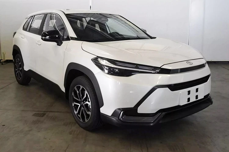 Hé lộ Toyota Frontlander 2026 - "em song sinh" Corolla Cross