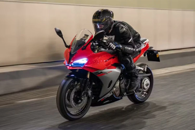 QJMotor SRK 500 RA - xe môtô có thể tự học thói quen chủ xe