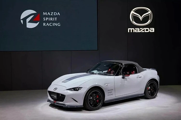 "Soi" Mazda MX-5 Spirit Racing Roadster 12R giá 1,3 tỷ, giới hạn 200 xe