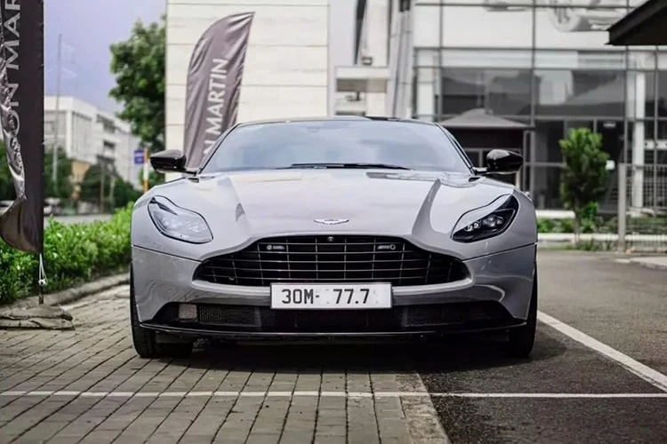 Aston Martin DB11 V8 "suýt" 10 tỷ về nhà đại gia Hà Nội 