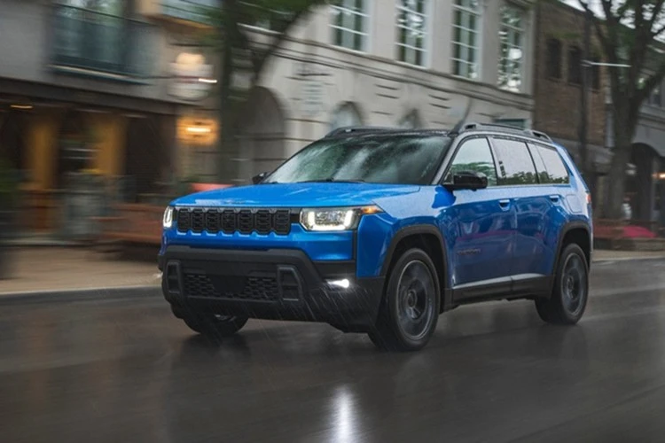 Jeep Cherokee 2026 từ 974 triệu, thêm bản hybrid "đấu" Hyundai SantaFe?