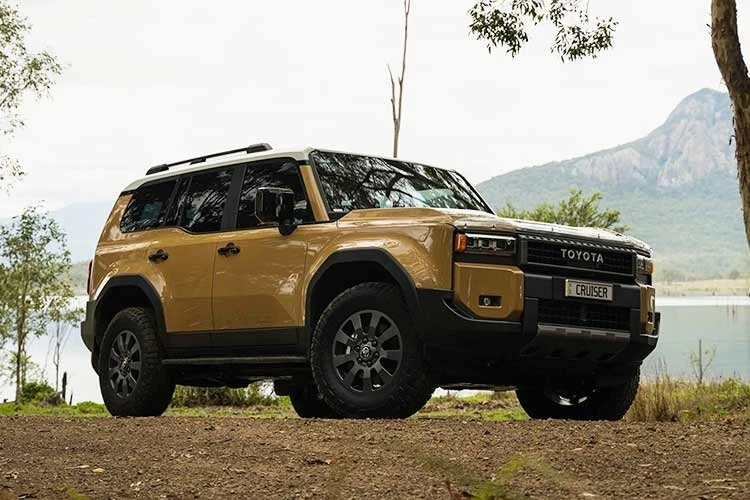 Toyota Land Cruiser Prado Altitude từ 1,69 tỷ đồng, sinh ra để off-road