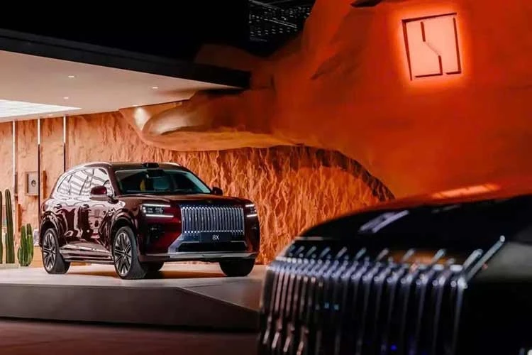 Zeekr 8X mở bán từ 1,15 tỷ đồng, chạy 410 km không "uống xăng"