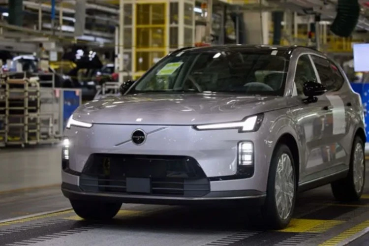 Volvo XC70 hơn 1,3 tỷ đồng xuất xưởng, "chốt cọc" vào ngày 27/8