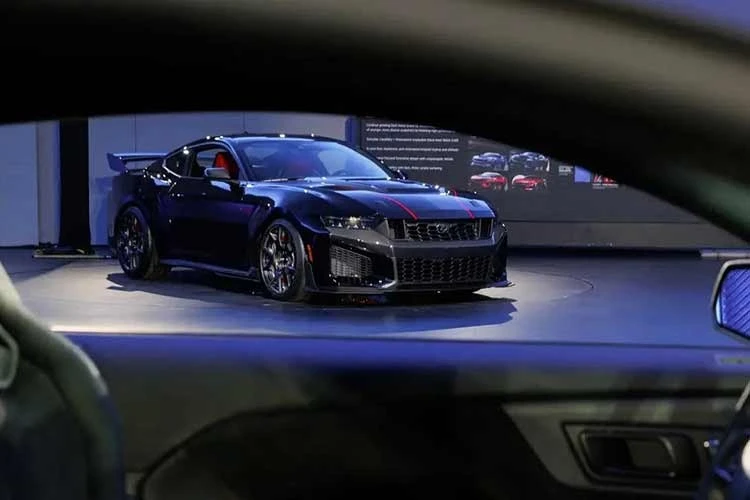 Ford Mustang Dark Horse SC 2026 chính thức chốt giá từ 2,7 tỷ đồng